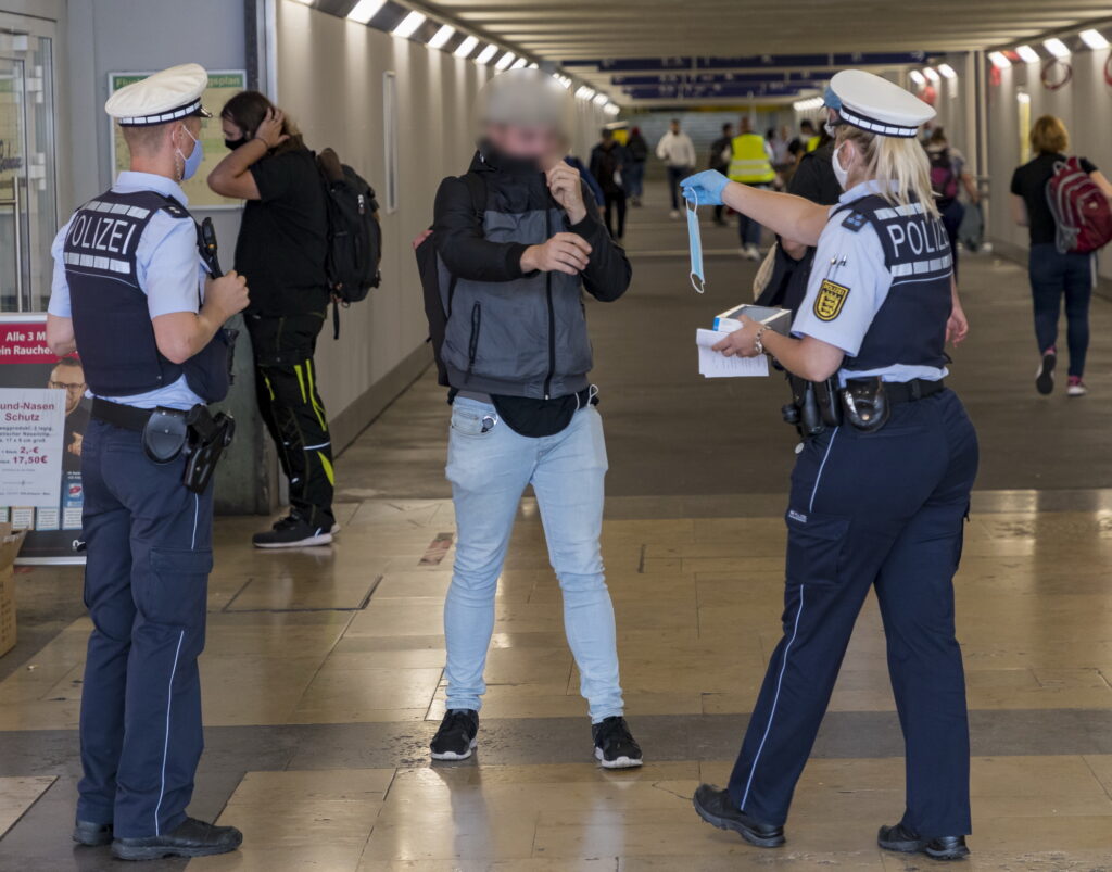 Bietigheim-Bissingen, Coronapandemie: Maskenkontrolle am Bahnhof