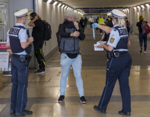 Bietigheim-Bissingen, Coronapandemie: Maskenkontrolle am Bahnhof