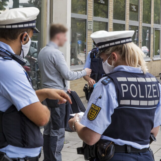 Bietigheim-Bissingen, Coronapandemie: Maskenkontrolle am Bahnhof