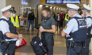 Bietigheim-Bissingen, Coronapandemie: Maskenkontrolle am Bahnhof