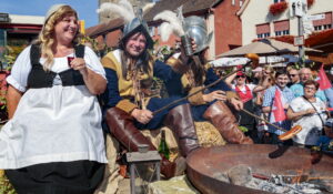 Besigheim: Winzerfest, Festumzug durch die mittelalterliche Stadt