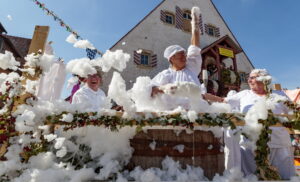 Besigheim: Winzerfest, Festumzug durch die mittelalterliche Stadt