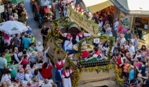 Besigheim: Winzerfest, Festumzug durch die mittelalterliche Stadt