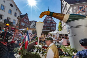 Besigheim: Winzerfest, Festumzug durch die mittelalterliche Stadt