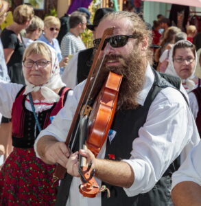 Besigheim: Winzerfest, Festumzug durch die mittelalterliche Stadt